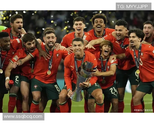 四大足球巨星同框合影展现荣耀时刻 球迷热议传奇对决的精彩瞬间